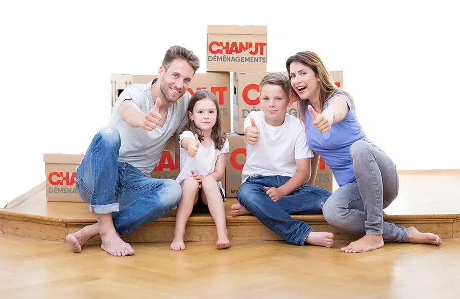 Famille souriante devant des cartons Chanut Déménagements