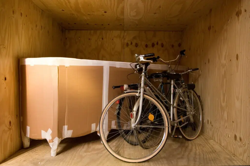garde meubles 4 copie Intérieur d’un conteneur de garde-meuble avec meubles et vélos